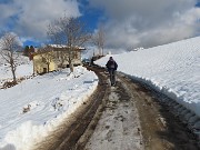 19 Di cascina in cascina pestando neve